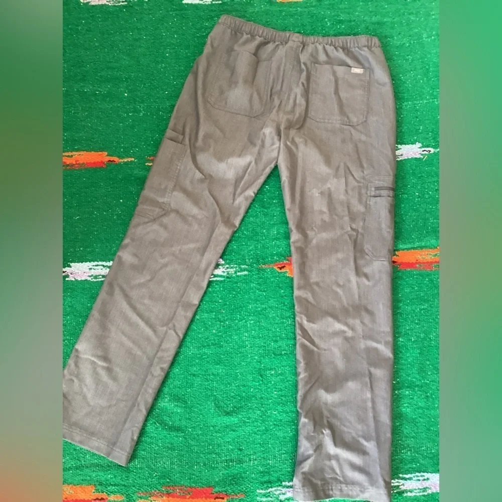 Figs Technical scrubs -SZ L Waist 16” Inseam 31”